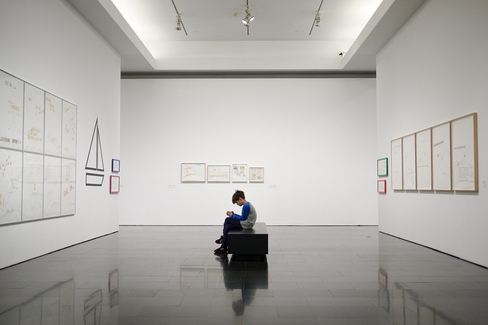 Ragazzo davanti a un'installazione museale