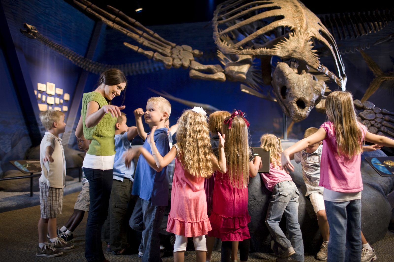 Bambini esplorano un museo